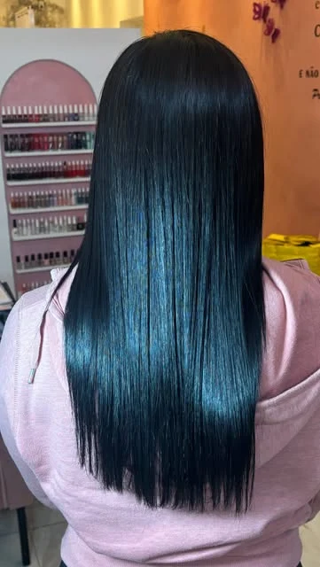 Cabelo longo, escuro e brilhante