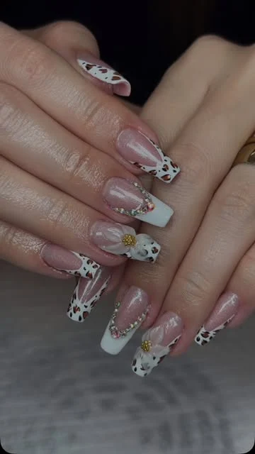 Unhas em tons de rosa com flores delicadas